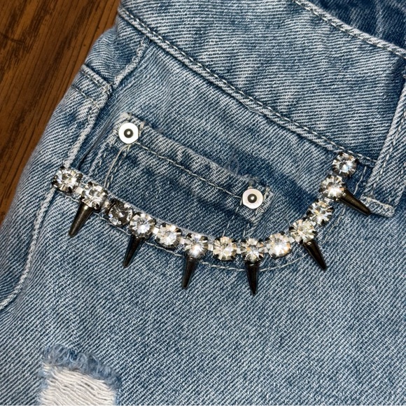 NWT Indigo Rein Faded Shorts with rhinestone accents. Size 1, Waist 24 - Picture 5 of 6